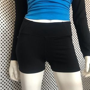 Kyodan 2.75 inch inseam Shorts w/ zippered pocket and mesh pocket Women’s Sz S